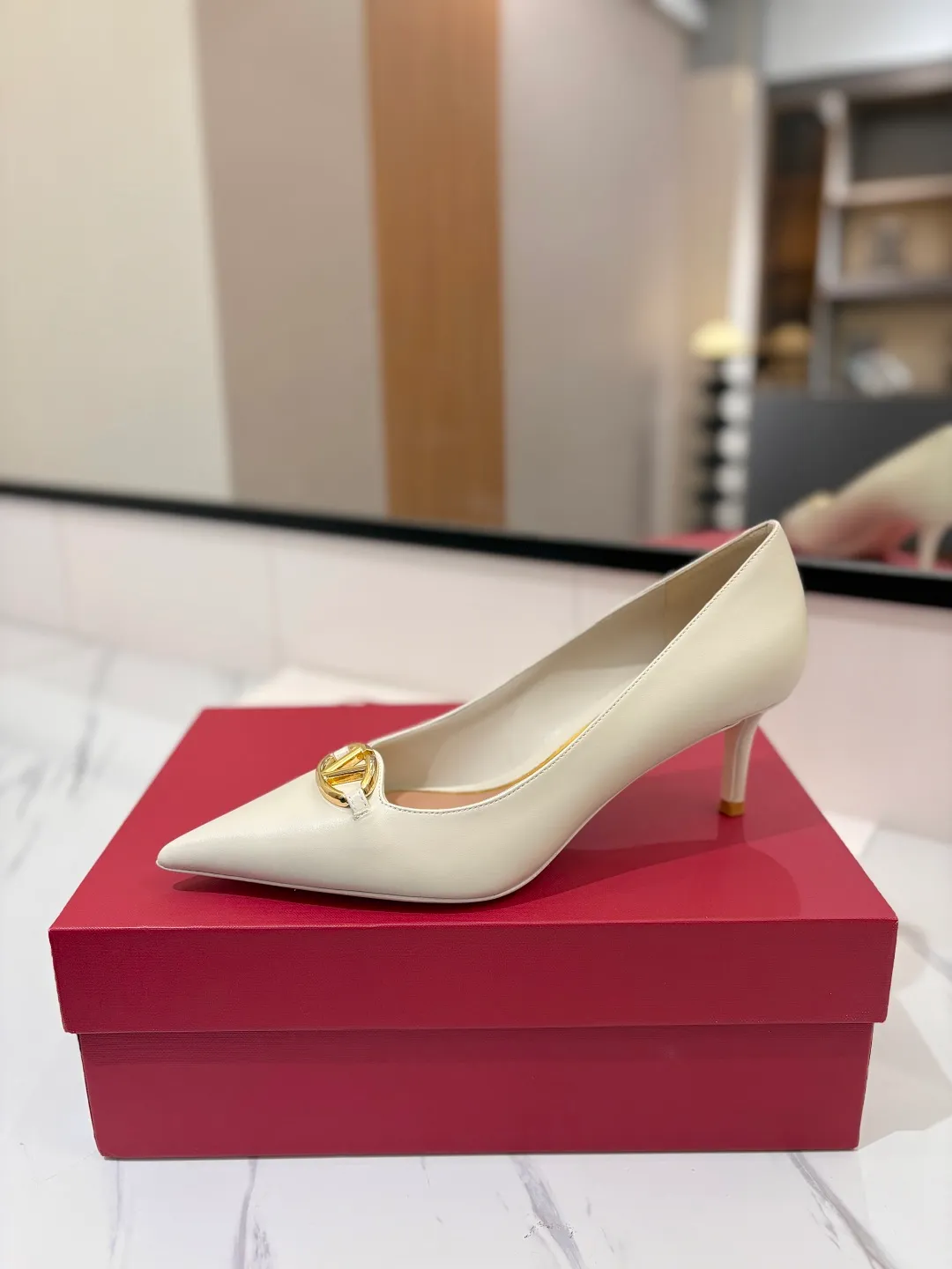 💕💕Factory direct selling price p520💕💕 VALENTINO’s hottest new high-heeled shoes, latest logo buckle, perfect combination with sexy pointed toe❤️‍🔥❤️‍🔥❤️‍🔥❤️‍🔥It is simply the pinnacle of summer fashion💖💖💖💖original replica Upper: patent leather, subleather Outsole: Italian leather outsole Heel height: 6.5cm Size: 35-39 (40 41 42 customized, non-refundable and non-exchangeable)